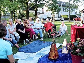Bei sommerlichem Wetter lauschten die Zuhörer den fesselnden Geschichten. Foto: Richard Sänger