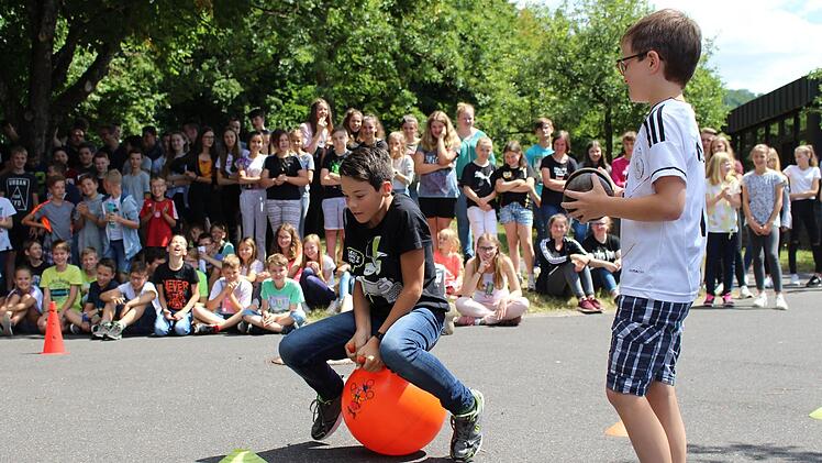 Auch die Schüler hüpfen mutig durch den Parcours.Julia Raab