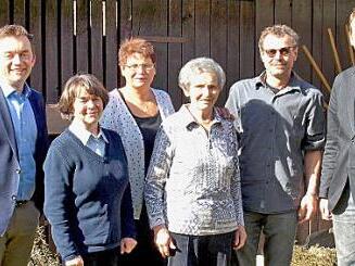 Ihren 85. Geburtstag feierte Trude Stöcker mit Pfarrer Andreas Krauter (re.) und Bürgermeister Jens Korn (li.). Mit im Bild von links Marga Spranger, Tochter Annette und Sohn Stefan. Foto: Susanne Deuerling