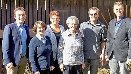 Ihren 85. Geburtstag feierte Trude Stöcker mit Pfarrer Andreas Krauter (re.) und Bürgermeister Jens Korn (li.). Mit im Bild von links Marga Spranger, Tochter Annette und Sohn Stefan. Foto: Susanne Deuerling