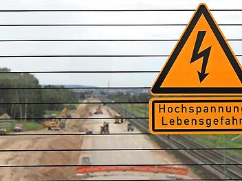 Von der Kemmerner Wirtschaftswegbrücke aus ist die breite Schneide Richtung Bamberg auch durch die Schutzscheiben deutlich zu erkennen. Fotos: Hans Kurz