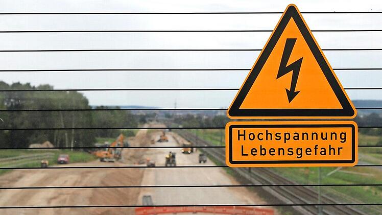 Von der Kemmerner Wirtschaftswegbrücke aus ist die breite Schneide Richtung Bamberg auch durch die Schutzscheiben deutlich zu erkennen. Fotos: Hans Kurz