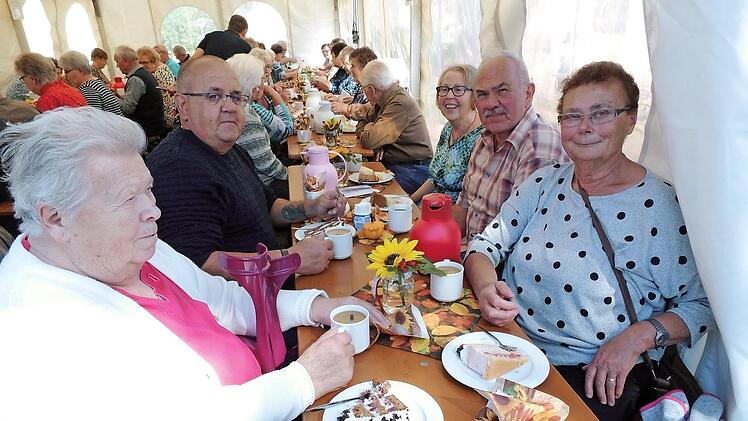 Mit Kaffee und Kuchen wird die Kerwa er&ouml;ffnet.