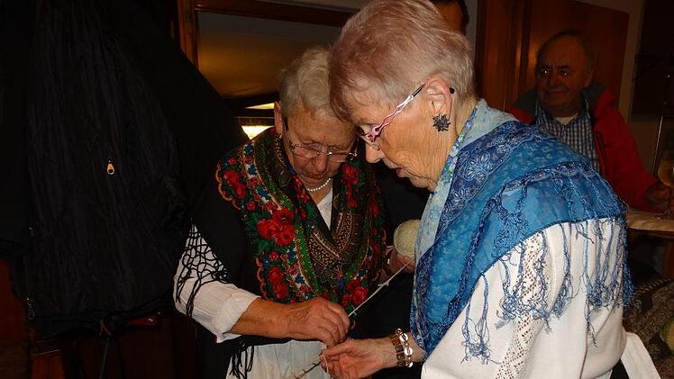 Da musste die Wolle auch manchmal entwirrt werden. Im Bild Helmtrud Fuß  und Hedwig Röhner. Foto: Marion Eckert