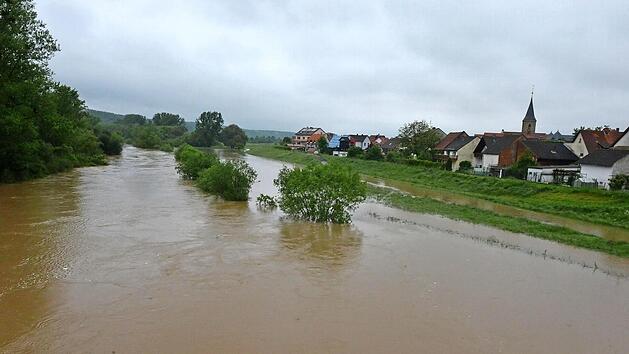 Beim letzten gr&ouml;&szlig;eren Sommerhochwasser im Juni 2013 blieb der Main bei Kemmern, bei einem Pegelstand von knapp unter sechs Metern - und damit deutlich unterhalb der Deichkrone.  Foto: Ronald Rinklef/Archiv