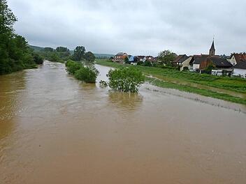 Beim letzten größeren Sommerhochwasser im Juni 2013 blieb der Main bei Kemmern, bei einem Pegelstand von knapp unter sechs Metern - und damit deutlich unterhalb der Deichkrone.  Foto: Ronald Rinklef/Archiv