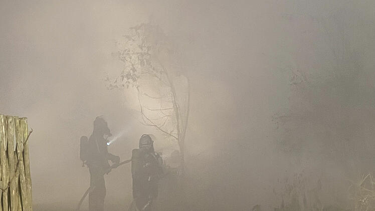 Regnitzlosau: Holzunterstand geht im Innenhof eines Vierseitenhofes in Flammen auf