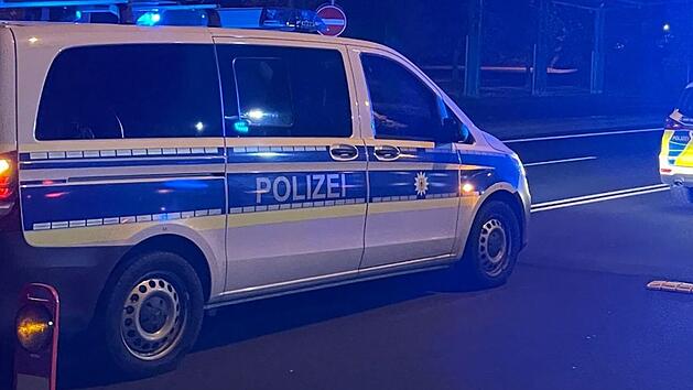 Polizeiauto bei Einsatz in der Nacht