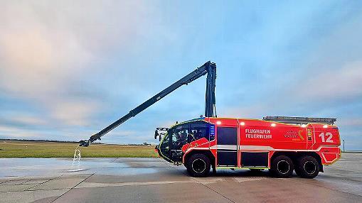 L&ouml;schfahrzeug der Flughafenfeuerwehr bei der Vorf&uuml;hrung.
