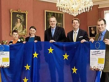 Freuen sich den 1. Coburger Europapreis auszuloben( von links): Nadine Krannich, Nadine Deusing, Karlheinz Kipke, Schirmherr Hubertus Erbprinz von Sachsen-Coburg und Gotha und Rainer Maier im Roten Salon auf Schloss Callenberg. Foto: Florian Hecky