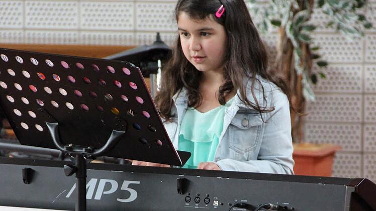 Locker und beschwingt: Talisa Salik mit ihrem Stück Tap Dance am Klavier Foto: Katharina Müller-Sanke