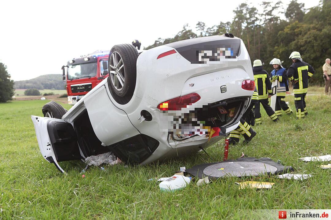 Pkw landet bei Kemmathen auf dem Dach
