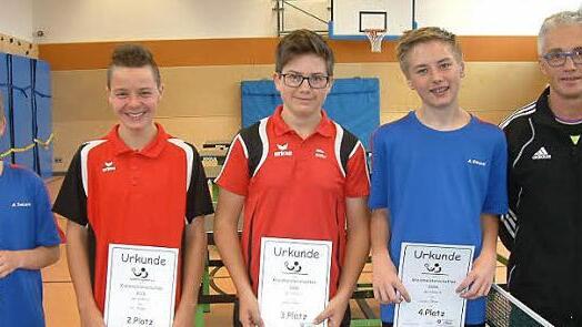 Die vier besten A-Schüler. Von links: Sieger Julian Dietrich, Tim Förtsch, Mike Müller und Lucas Ferner sowie TT-Kreisjugendwart Harald Wich.