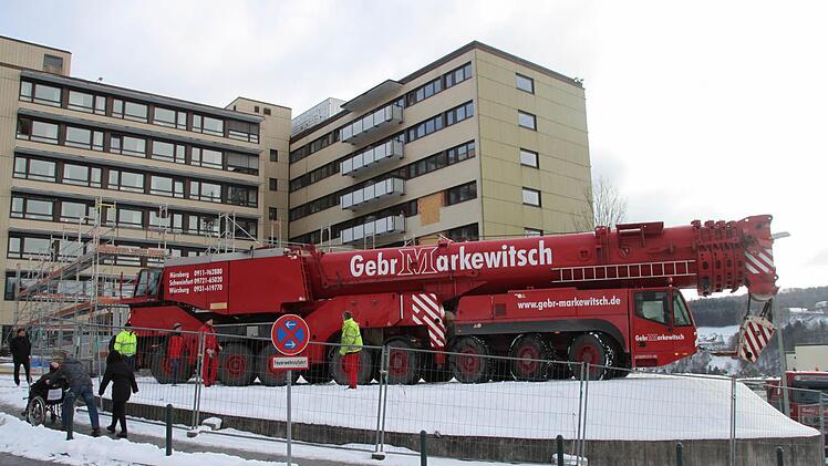 Der 500-Tonnen-Kran auf dem Klinikum-Vorplatz