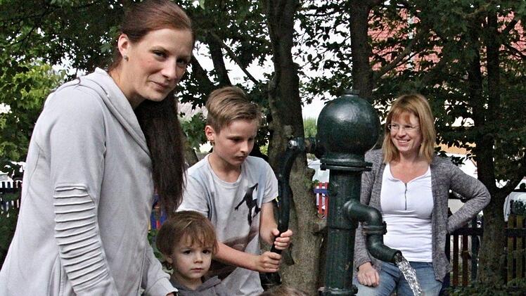 Sichtlich Spaß hatten auch die Eltern der Kinder an der neuen Errungenschaft des Kindergartens Memmelsdorf. Foto: Helmut Will