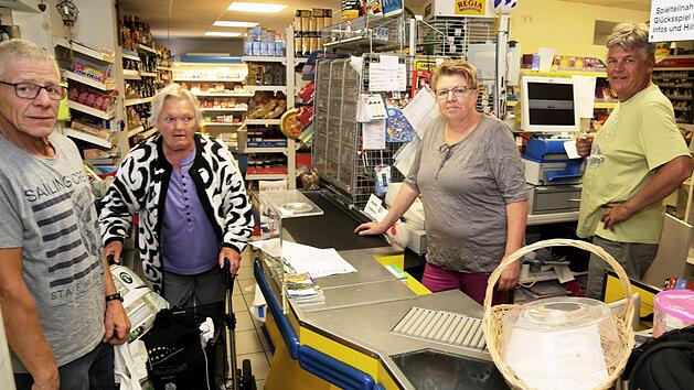 Hannelore und Gerhard K&uuml;pfer   (r.)      geben  ihren Laden  auf. Fotos: Franz Galster