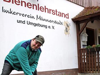 Dieter Schölzke zeigt, wohin die Abwässer des Münnerstädter Bienenlehrstands fließen. Auf dem Grundstück gibt es eine Klärgrube. Foto: Heike Beudert