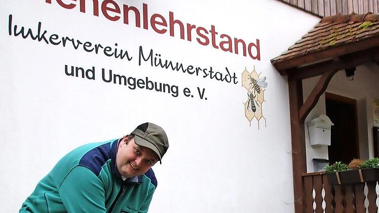 Dieter Schölzke zeigt, wohin die Abwässer des Münnerstädter Bienenlehrstands fließen. Auf dem Grundstück gibt es eine Klärgrube. Foto: Heike Beudert