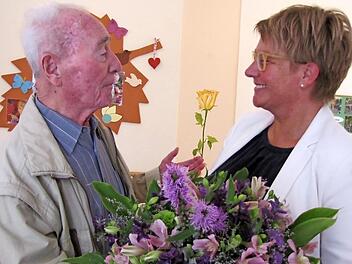 Stadträtin Martina Benzel-Weyh gratuliert dem früheren stellvertretenden Bürgermeister von Judenbach im Landkreis Sonneberg, Helmut Roß, zum 90. Geburtstag.  Martin Koch
