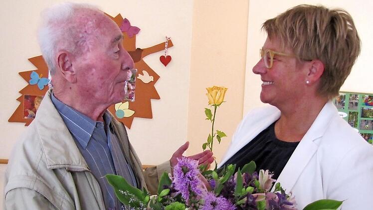 Stadträtin Martina Benzel-Weyh gratuliert dem früheren stellvertretenden Bürgermeister von Judenbach im Landkreis Sonneberg, Helmut Roß, zum 90. Geburtstag.  Martin Koch