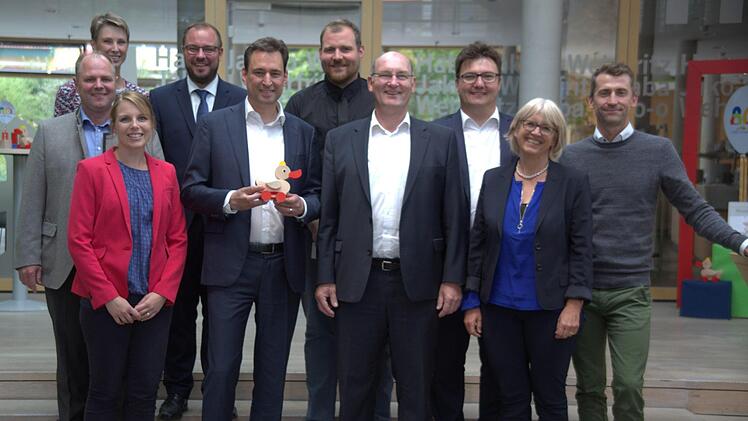 Die digitale Bildung stand im Mittelpunkt des Besuchs von Staatsminister Georg Eisenreich (CSU, 4. von links) bei der Haba-Firmenfamilie am Freitag. Geschäftsführer Harald Grosch (4. von rechts) erläuterte dem für Digitales, Medien und Europa zuständigen Regierungsmitglied, wie die Unternehmensgruppe verstärkt Kinder auf ihrem Bildungsweg vom Kindergarten bis zur Hochschule begleiten möchte. Nach dem anschließenden Rundgang durch die Produktion stellten sich alle Teilnehmer dem Fotografen. Vo...