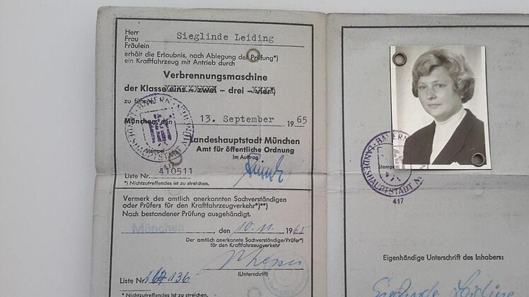 Im Jahr 1965 wurde Sieglinde Leidings Fahrerlaubnis in München ausgestellt. Ihren inzwischen ungültig gemachten "grauen Lappen" darf sie als Andenken behalten. Foto: Rolf Pralle