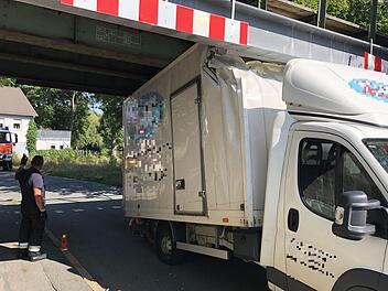 Ein Umzugswagen blieb am Freitag in einer Bahnunterf&uuml;hrung in Hof stecken. Foto: NEWS5 / Fricke