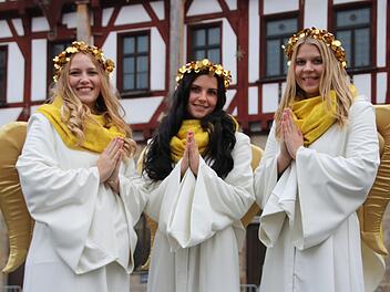 Die drei Weihnachtsengel  sind Johanna Schreiber (v.l.), Ivanka-Maria Schuberth und Judith Brück. Foto: Ronald Heck