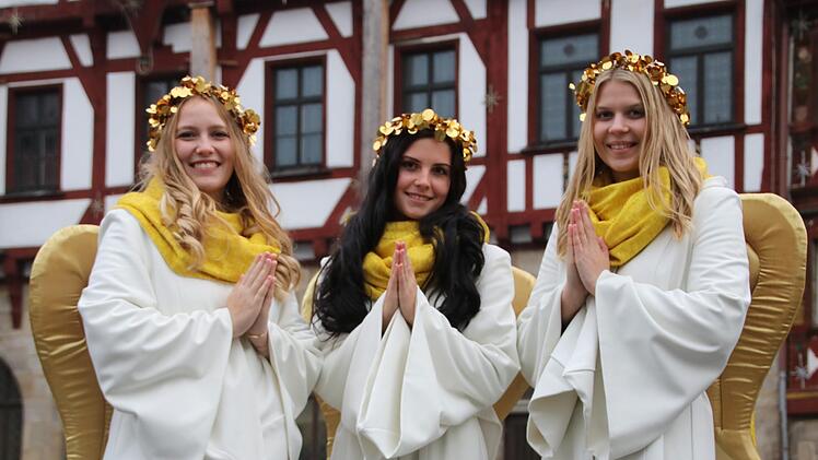 Die drei Weihnachtsengel  sind Johanna Schreiber (v.l.), Ivanka-Maria Schuberth und Judith Brück. Foto: Ronald Heck