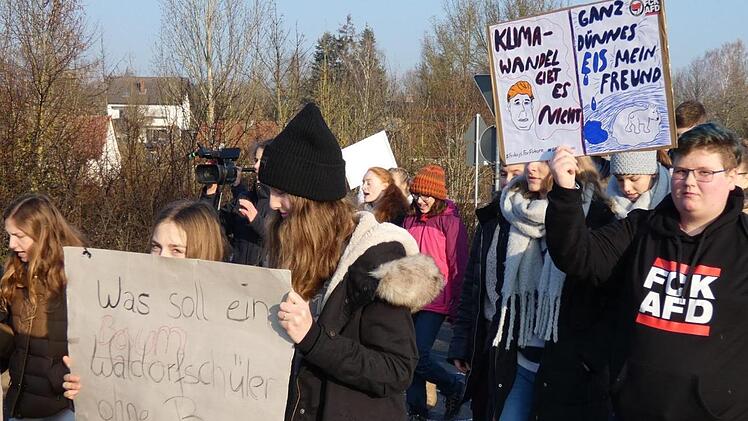 Die Schüler machen auf ihre Anliegen aufmerksam.