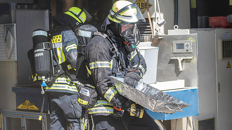 Lagerhallenbrand in Erlangen: Maschine hatte Feuer gefangen