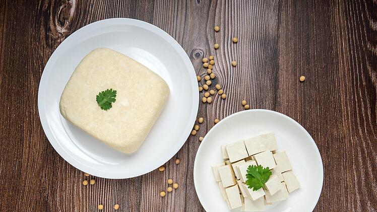 Aufgrund der Herstellungsweise wird Tofu auch Bohnenkäse, Bohnen-, oder Sojaquark genannt. 