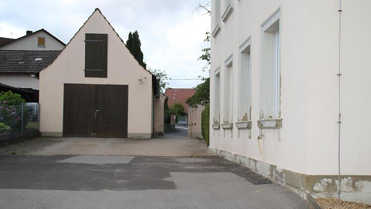 Platz und Durchgang an der Alten Schule in Aura sollen saniert werden, beschloss der Gemeinderat beim Vor-Ort-Termin.