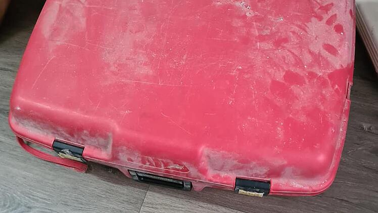 Tierheim Pfaffengrün: Mitarbeiter machen Horrorfund in Plastikkoffer - "Total traumatisiert"