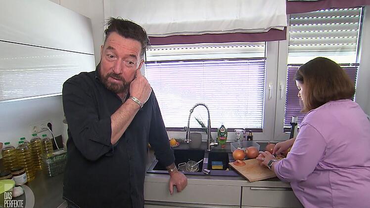 Thomas bekommt Schnippelhilfe von seiner Frau Isabel.