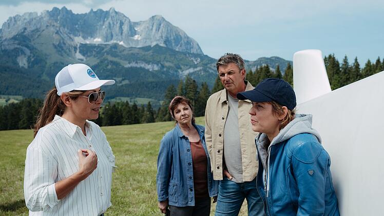 Charlie Eggers (Jaschka L&auml;mmert, rechts) musste auf der Weider des Gruberhofs notlanden. Ihre Freundin und Flugschulen-Partnerin Miriam Sterzinger (Carolina Vera, links), macht sich Sorgen. Martin und Lisbeth Gruber auch ...