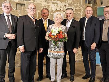 Die Ehrung fand in Thurnau statt (v.&nbsp;l.): der weitere Bezirkstagsvizepr&auml;sident Johann Kalb, Richard G&uuml;gel, Bezirkstagspr&auml;sident Henry Schramm, Gisela G&uuml;gel, Bezirkstagsvizepr&auml;sident Klaus Peter S&ouml;llner, Bezirksrat Manfred H&uuml;mmer und Regierungspr&auml;s...