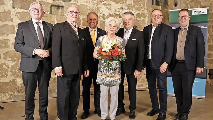 Die Ehrung fand in Thurnau statt (v.&nbsp;l.): der weitere Bezirkstagsvizepr&auml;sident Johann Kalb, Richard G&uuml;gel, Bezirkstagspr&auml;sident Henry Schramm, Gisela G&uuml;gel, Bezirkstagsvizepr&auml;sident Klaus Peter S&ouml;llner, Bezirksrat Manfred H&uuml;mmer und Regierungspr&auml;s...