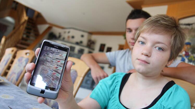 Auf ihrem Smartphone hat Anja Stationen ihres Klinik-Aufenthaltes bei der Knochenmarkstransplantation dokumentiert, hier die Vielzahl der Infusionen, die sie auf einmal  bekommen hat. Fotos: Michael Gründel