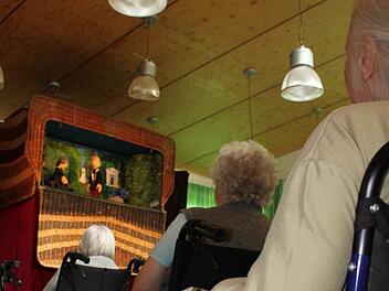 Abwechslung vom Alltag: Beim Korbtheater im Haus Rafael in Zeitlofs bleibt förmlich die Zeit stehen. Viele Heimbewohner wünschen sich öfter eine Auszeit und zwischenmenschliche Kontakte. Foto: Ulrike Müller/Archiv