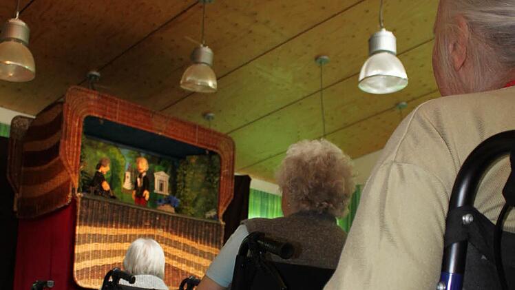 Abwechslung vom Alltag: Beim Korbtheater im Haus Rafael in Zeitlofs bleibt förmlich die Zeit stehen. Viele Heimbewohner wünschen sich öfter eine Auszeit und zwischenmenschliche Kontakte. Foto: Ulrike Müller/Archiv