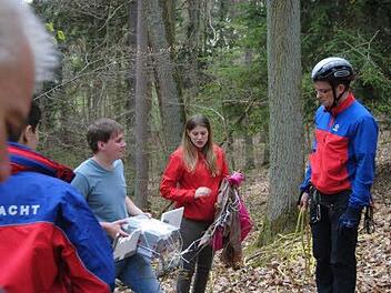 Studenten nehmen ihren Wetterballon in Empfang. Foto: privat