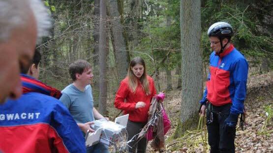 Studenten nehmen ihren Wetterballon in Empfang. Foto: privat