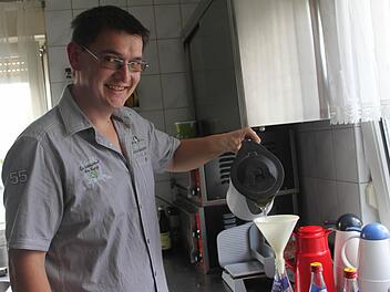 Es ist schon ein Mehraufwand, wenn das Wasser abgekocht werden muss. Im Bild: Ulli Löffler, Inhaber einer Pension in Windheim. Foto: Schadeck