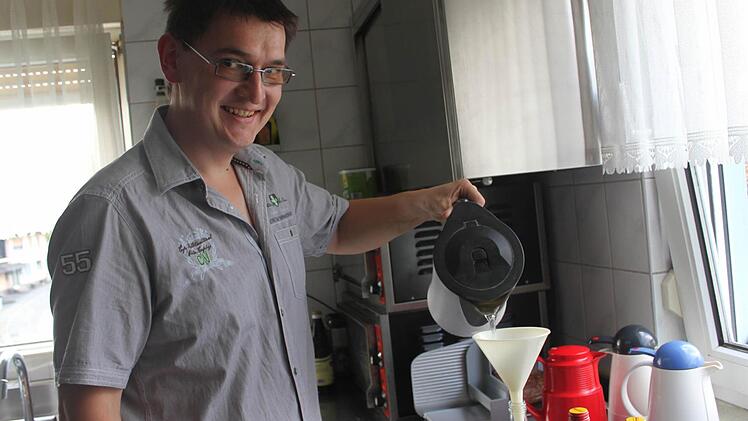 Es ist schon ein Mehraufwand, wenn das Wasser abgekocht werden muss. Im Bild: Ulli Löffler, Inhaber einer Pension in Windheim. Foto: Schadeck