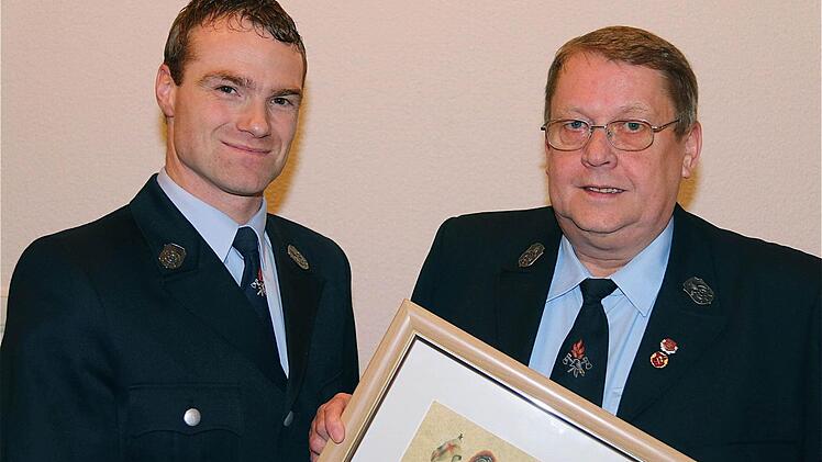 Der Kommandant und Vorsitzende des Rupbodener Feuerwehr-Vereins Thomas Hüfner (links) gratuliert dem frisch ernannten Ehrenkommandanten Ralf Müller. Von 1982 bis 2006 war der Geehrte entweder als 1. oder 2. Kommandant in Amt und Würden. Foto: Gerd Schaar