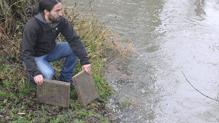 Robert Hertha mit noch leeren Brutboxen am Fluss. Das Hochwasser und die Wassertrübung machen ihm Sorgen.  Fotos: Friedwald Schedel