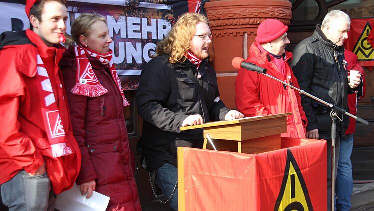Stefan Goldschmidt, Sonja Meister, Daniel Nüßlein, Matthias Gebhardt und Bürgermeister Jürgen Hennemann (von links) bei der Kundgebung auf dem Marktplatz.  Foto: Ralf Kestel