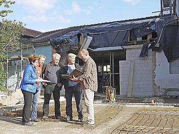 Sie halten ihre Bau-Besprechung da ab, wo künftig das Foyer der "kultur.werk.stadt" sein wird (von links): Elke Protzmann, Harald Hofmann, Richard Peschel, Michael Weyh und Wendelin Fink. Fotos: Berthold Köhler