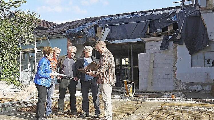 Sie halten ihre Bau-Besprechung da ab, wo künftig das Foyer der "kultur.werk.stadt" sein wird (von links): Elke Protzmann, Harald Hofmann, Richard Peschel, Michael Weyh und Wendelin Fink. Fotos: Berthold Köhler